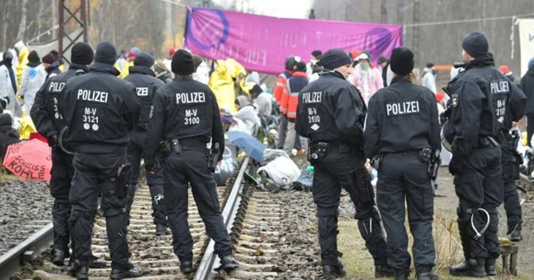 ชาวเยอรมันนับพันปิดล้อมเหมืองถ่านหิน ประท้วงเรื่องการเปลี่ยนแปลงสภาพภูมิอากาศ