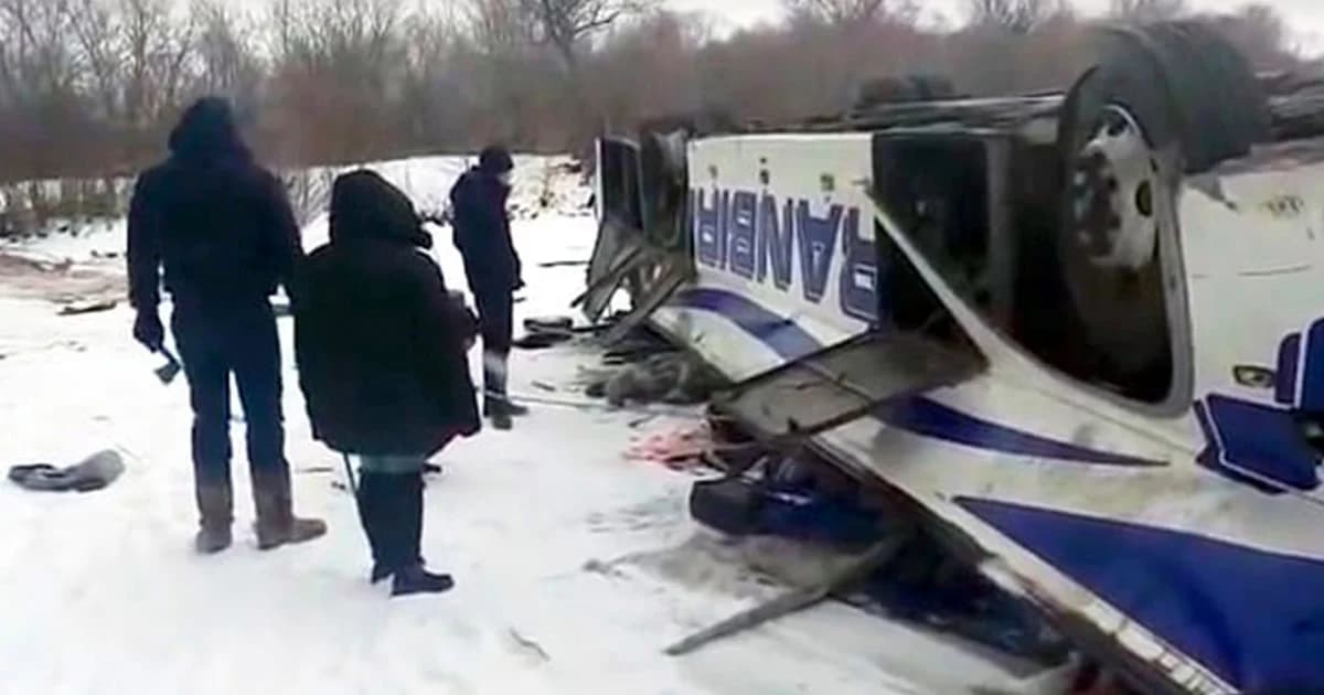 รถบัสโดยสารตกสะพานในไซบีเรีย เบื้องต้นมีผู้เสียชีวิตแล้ว 19 ราย