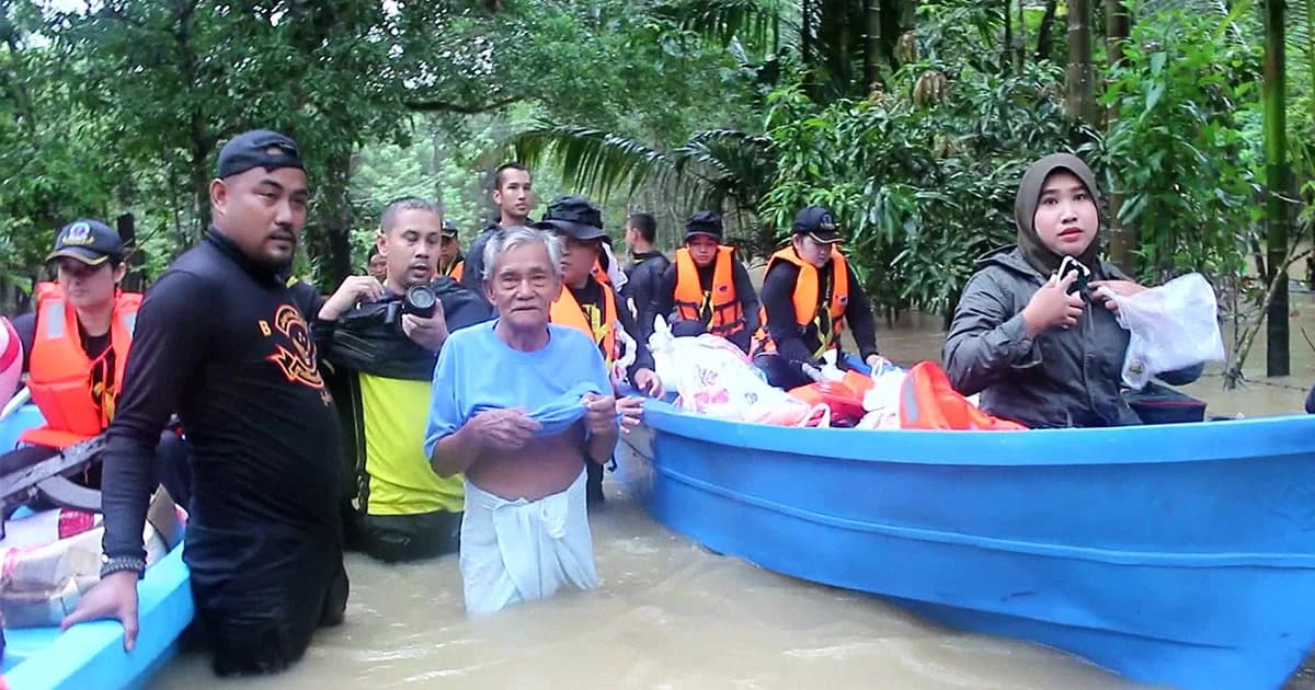ทหารพรานนราธิวาส เข้าช่วยเหลือประชาชนที่ประสบอุทกภัยที่ระแงะ