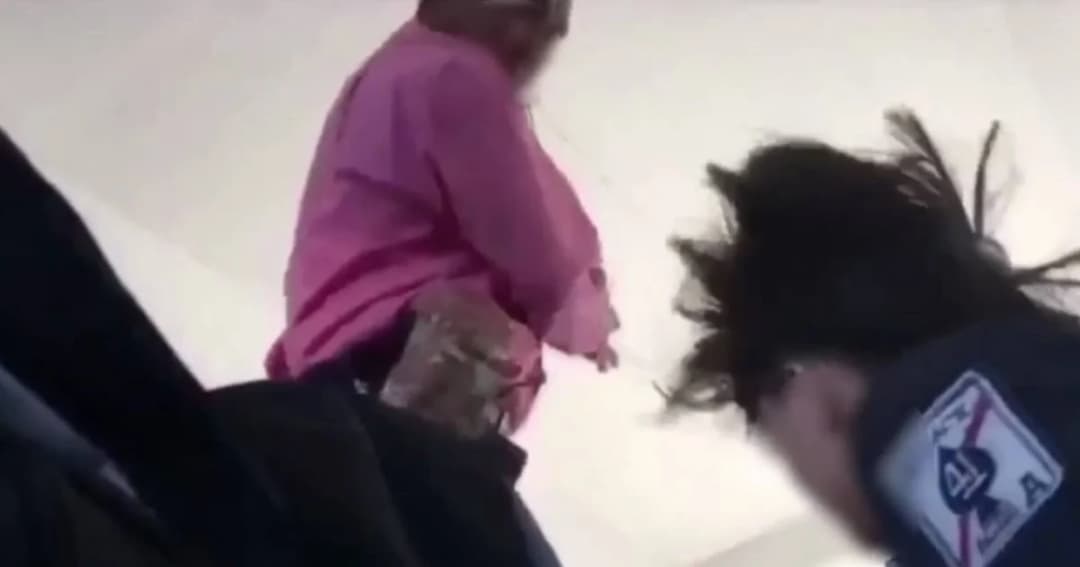 แชร์สนั่นคลิปครูผู้ชายตบศีรษะนักเรียนหญิงสุดแรง ผู้ปกครองยังไม่แจ้งความ