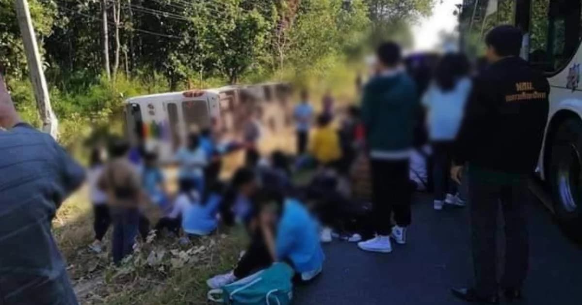 รถทัวร์ทัศนศึกษาคว่ำที่อุบลฯ นักเรียน-ครูเจ็บ 35 ราย คาดคนขับหลับใน