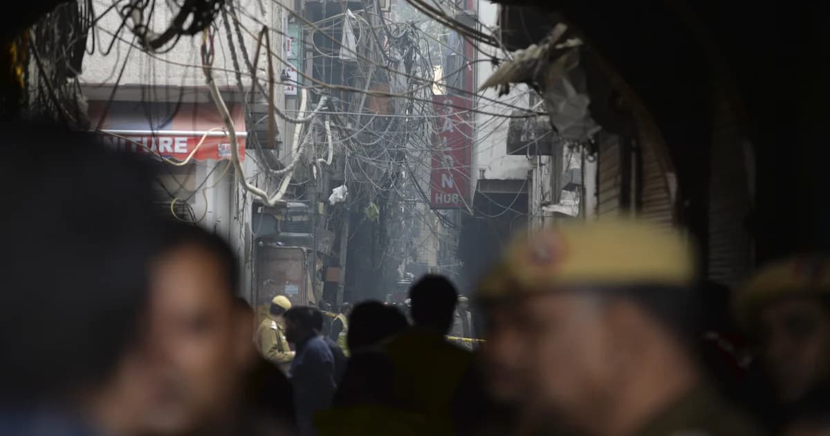 ไฟไหม้โรงงานกลางกรุงนิว เดลี มีคนงานเสียชีวิตแล้ว 43 ราย