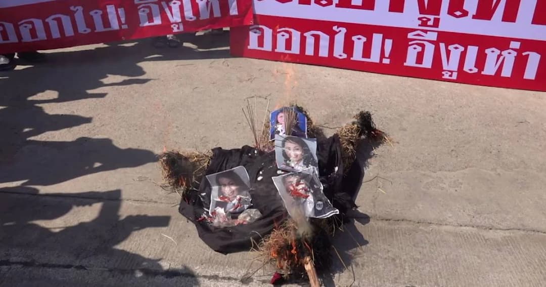 ชาวเขต 5 ปทุมธานีเดือด เผาหุ่นฟางไล่ “ส.ส.ก้อย” ขัดมติฝ่ายค้าน