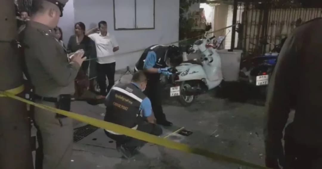 พ่อค้าเนื้อหัวร้อนถอยรถเข้าบ้านไม่ได้ ชักปืนยิงวิน จยย. ดับ 1 เจ็บ 1