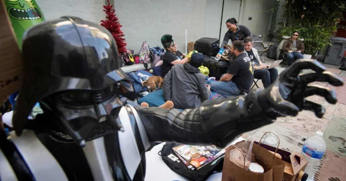 แฟน ๆ Star Wars ในแอลเอ ตั้งแคมป์นอกโรงหนังเพื่อรอชมภาพยนตร์