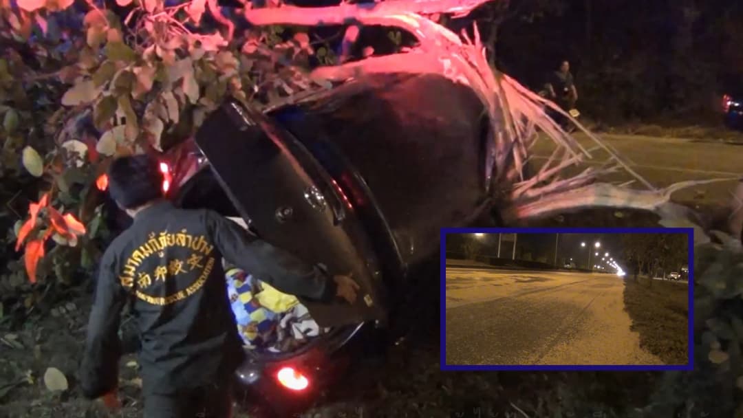 หญิงวัย 60 ปี ขับรถลื่นข้าวเปลือกบนถนนเสียหลักชนต้นไม้อาการสาหัส