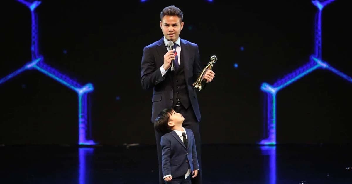 ธีราทร เบิ้ลรางวัล “นักเตะชายยอดเยี่ยมแห่งปี”