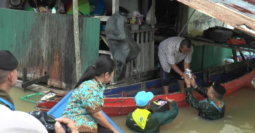 ทหารฉก.นราธิวาส ลุยน้ำแจกยาชาวบ้าน หลังชาวบ้านจำนวนมากโดนน้ำกัดเท้า