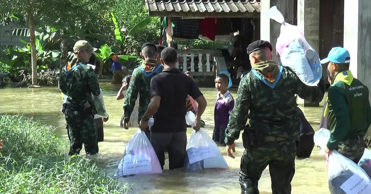 ทหารนราธิวาสลุยน้ำมอบสิ่งของจำเป็นให้ผู้ประสบภัยน้ำท่วม