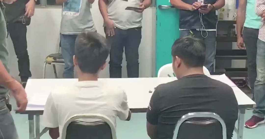 2 หนุ่มหัวร้อน ถูกมองหน้าไม่พอใจ ชักปืนยิงคู่กรณีดับ หน้าศาลเยาวชนฯ