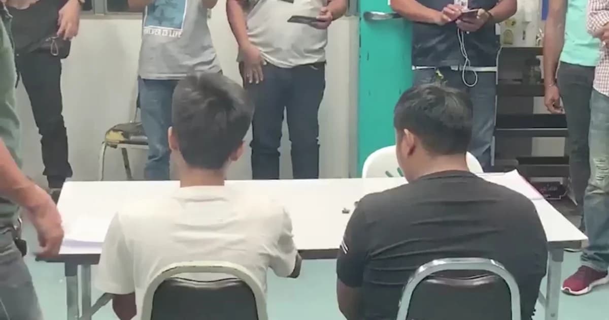 2 หนุ่มหัวร้อน ถูกมองหน้าไม่พอใจ ชักปืนยิงคู่กรณีดับ หน้าศาลเยาวชนฯ