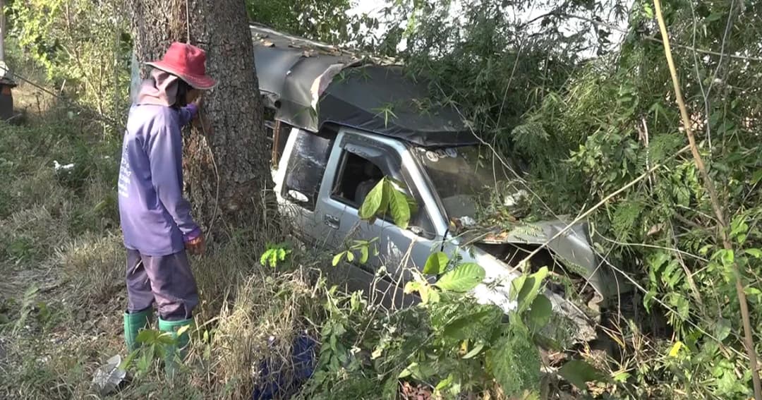 รถนักเรียนโคราชยางแตกชนต้นไม้บาดเจ็บ 17 ราย