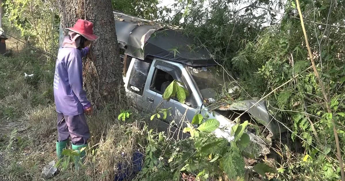 รถนักเรียนโคราชยางแตกชนต้นไม้บาดเจ็บ 17 ราย