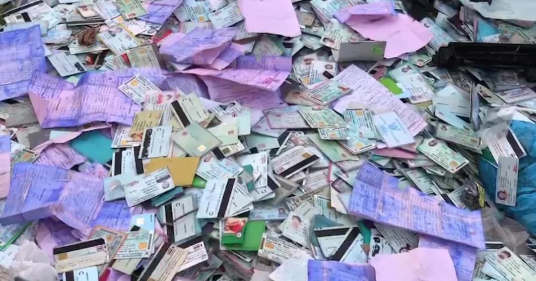 ตะลึงเจอบัตรประชาชนนับพันพร้อมใบสั่งจำนวนมากถูกนำมาทิ้งกองขยะ