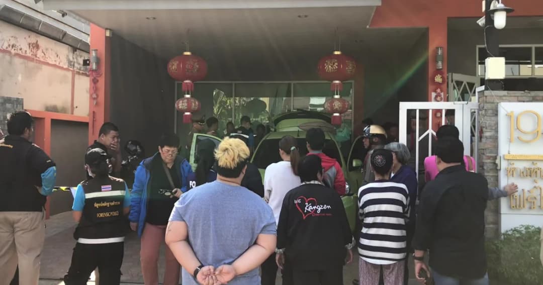 สองสามีภรรยาเครียดธุรกิจซบเซา นั่งรมควันในรถดับ