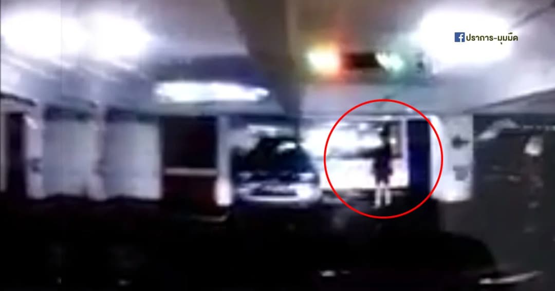 โดดหนีตัวปลิว! หนุ่มยืนจองที่จอดรถเจอคนจริงขับรถพุ่งใส่