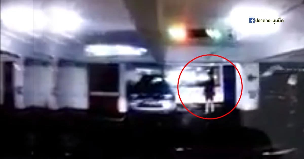 โดดหนีตัวปลิว! หนุ่มยืนจองที่จอดรถเจอคนจริงขับรถพุ่งใส่