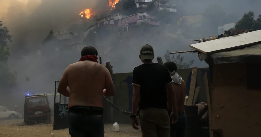 ไฟป่าชิลีเผาบ้านเรือนวอดนับร้อยหลัง เจ้าหน้าที่คาดมีคนวางเพลิง