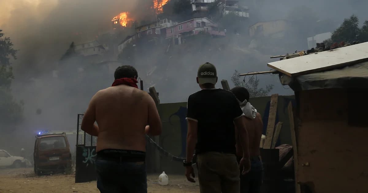 ไฟป่าชิลีเผาบ้านเรือนวอดนับร้อยหลัง เจ้าหน้าที่คาดมีคนวางเพลิง