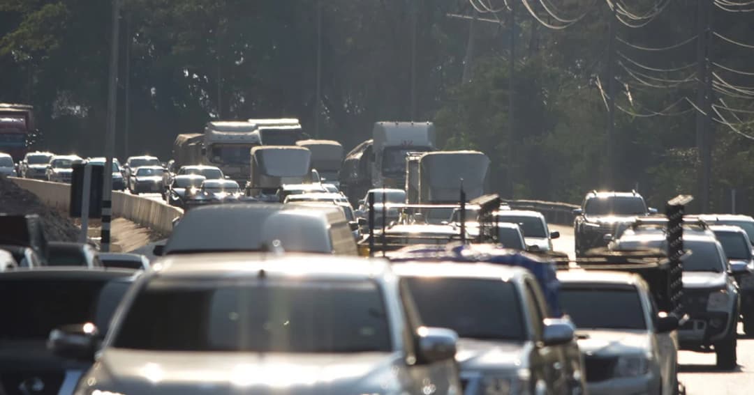 จนท.เปิดช่องทางพิเศษเร่งระบายรถ มุ่งหน้าภาคเหนือ-ภาคอีสานรถเคลื่อนตัวได้สลับหยุดนิ่ง