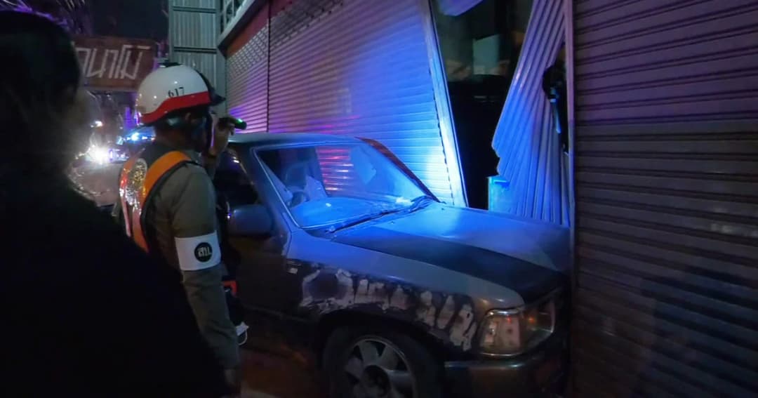 หนุ่มวัย 42 เครียดรถติดชักเกร็งขับรถพุ่งชนบ้านข้างทาง