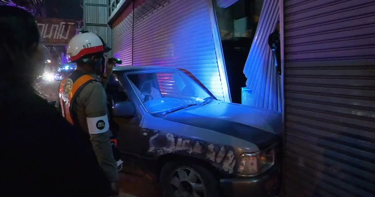 หนุ่มวัย 42 เครียดรถติดชักเกร็งขับรถพุ่งชนบ้านข้างทาง