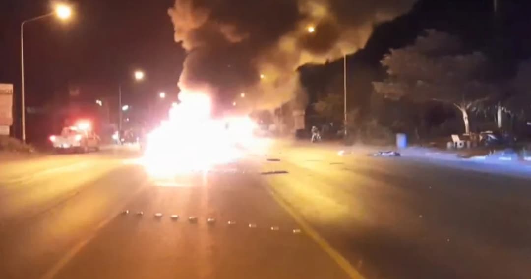 สลดปีใหม่ บิ๊กโบค์พุ่งชนเก๋งเลี้ยวกลับรถกะทันหันไฟคลอกดับทั้งคู่