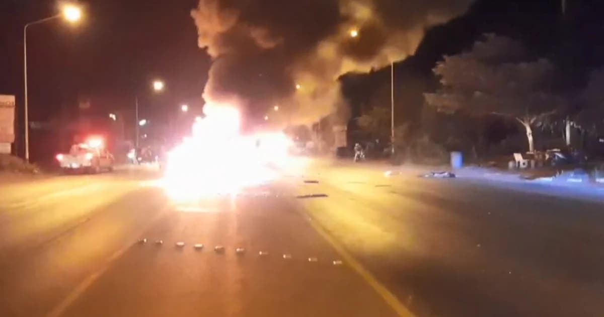 สลดปีใหม่ บิ๊กโบค์พุ่งชนเก๋งเลี้ยวกลับรถกะทันหันไฟคลอกดับทั้งคู่