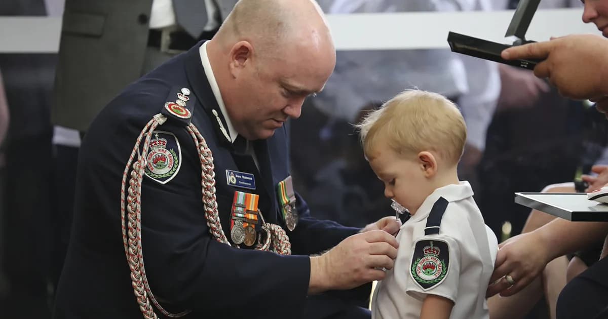 ทางการออสเตรเลียมอบเหรียญกล้าหาญให้ลูกชายของนักดับเพลิงที่เสียชีวิต