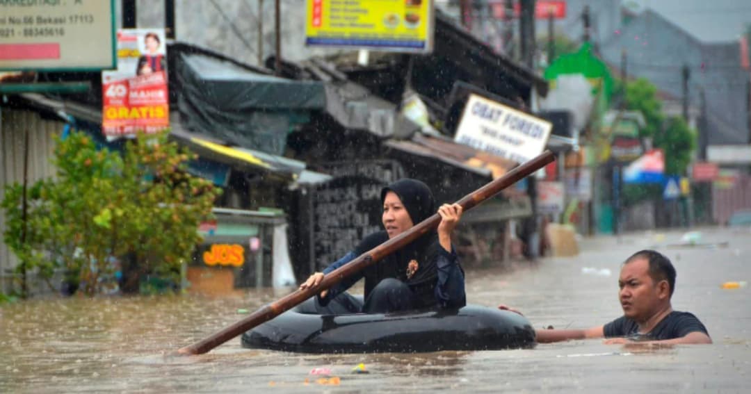 ยอดผู้เสียชีวิตจากเหตุน้ำท่วมในอินโดนีเซียเพิ่มเป็น 53 ราย