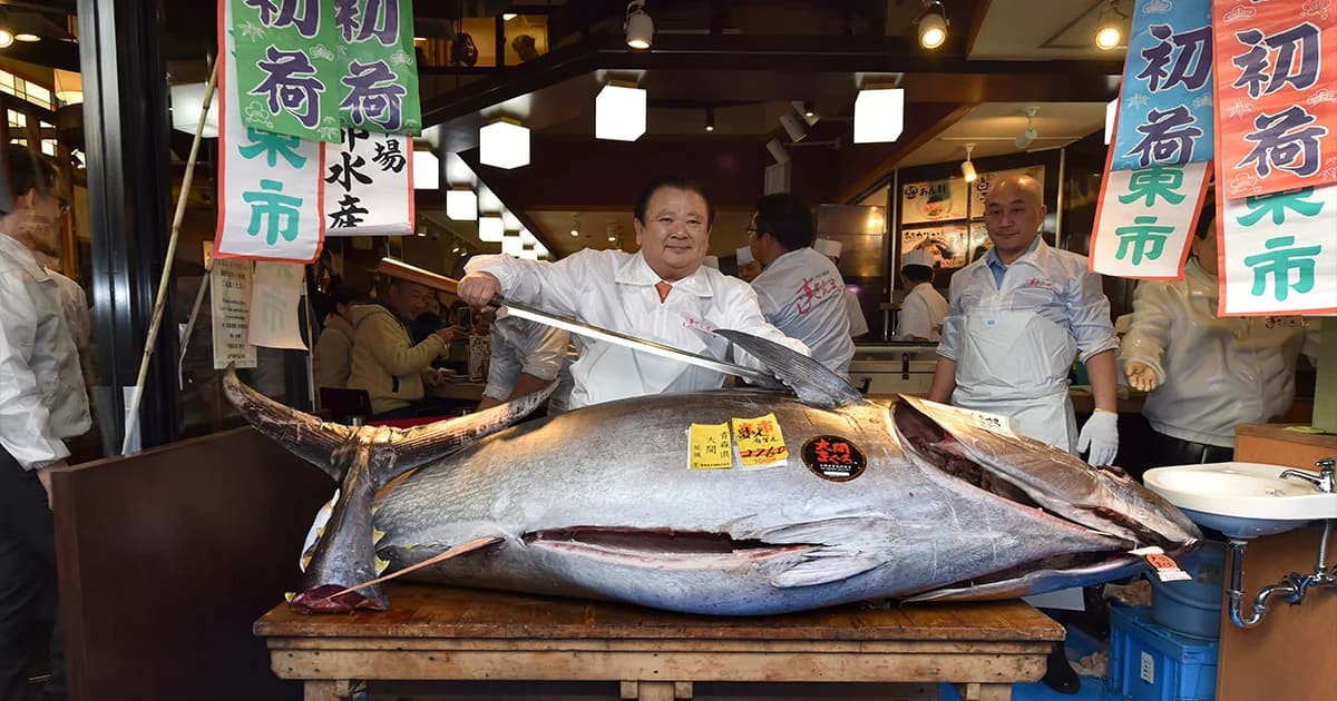 ตลาดปลาโทโยสุเปิดประมูลทูน่ายักษ์ในราคา 54 ล้านบาท