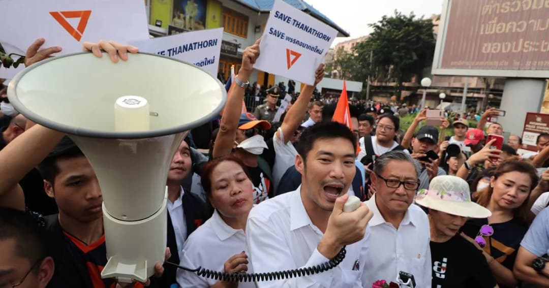 ธนาธร ปฏิเสธทุกข้อหาคดีแฟลชม็อบสกายวอล์ค ปลุกเสรีภาพแสดงออก