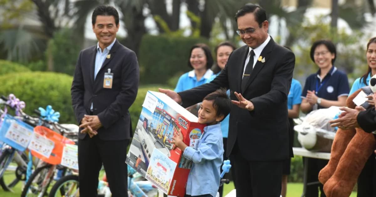 หุ่นไดโนเสาร์เต็มทำเนียบ-จำลองถ้ำหลวง วันเด็กแห่งชาติปี 63