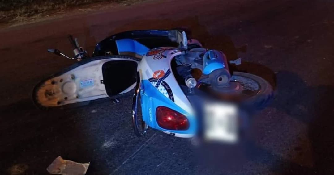 สลด! หนุ่มขี่ จยย.ล้มกลางถนน รถพ่วงอ้างมองไม่เห็นเหยียบซ้ำดับคาที่