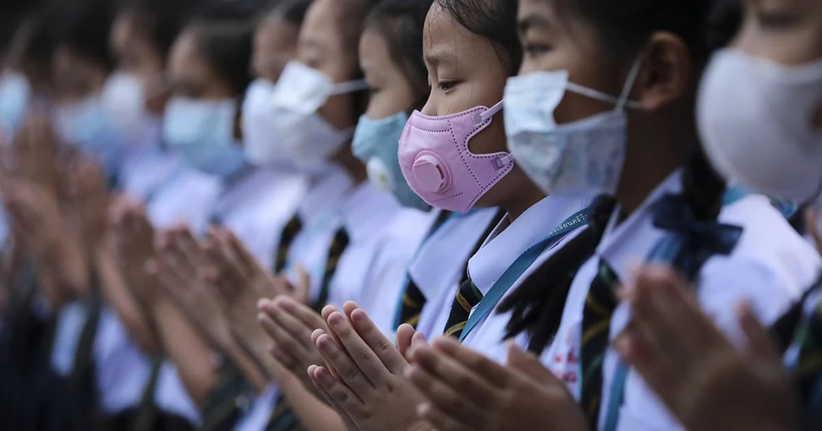 ศธ.ยันค่าฝุ่น PM 2.5 สีแดง 101-200 มคก./ลบ.ม. ห้ามนักเรียนทำกิจกรรมกลางแจ้ง ไม่ต้องเข้าแถวตอนเช้า