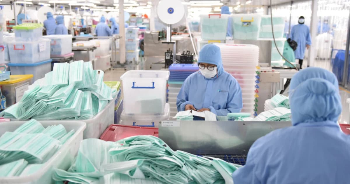 รมว.พาณิชย์ ตรวจโรงงานหน้ากากอนามัย ชี้มีสต๊อกกว่า 200 ล้านชิ้น ยันไม่ขาดตลาด