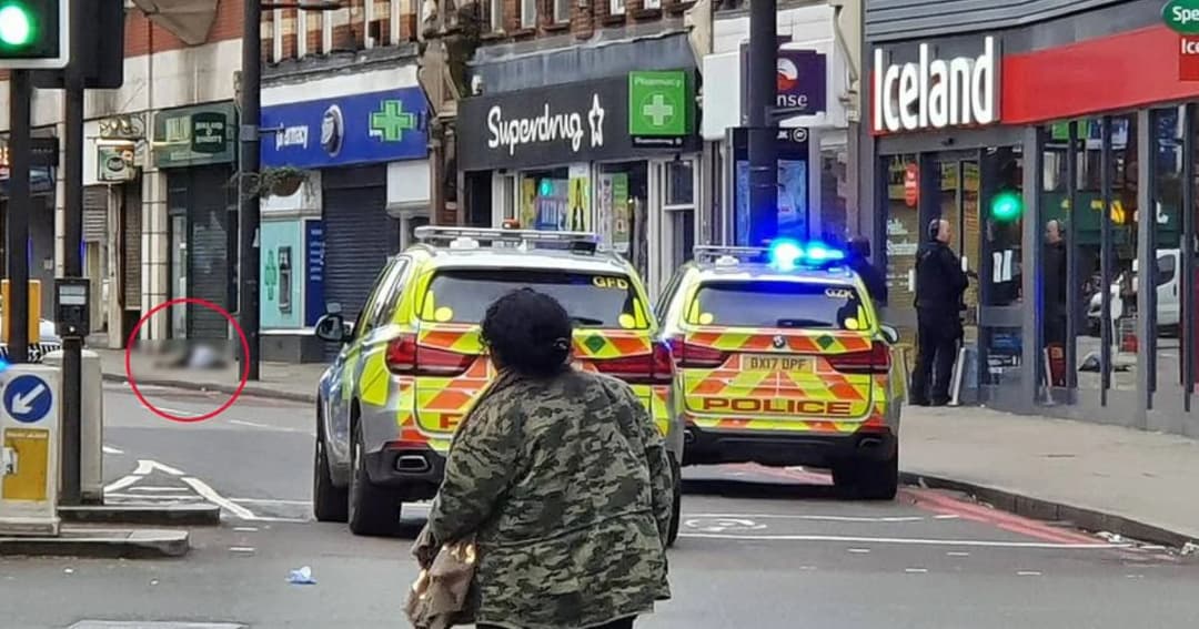 ตำรวจอังกฤษวิสามัญมือมีดไล่แทงคน เจ็บ 2 ราย คาดเกี่ยวพันก่อการร้าย