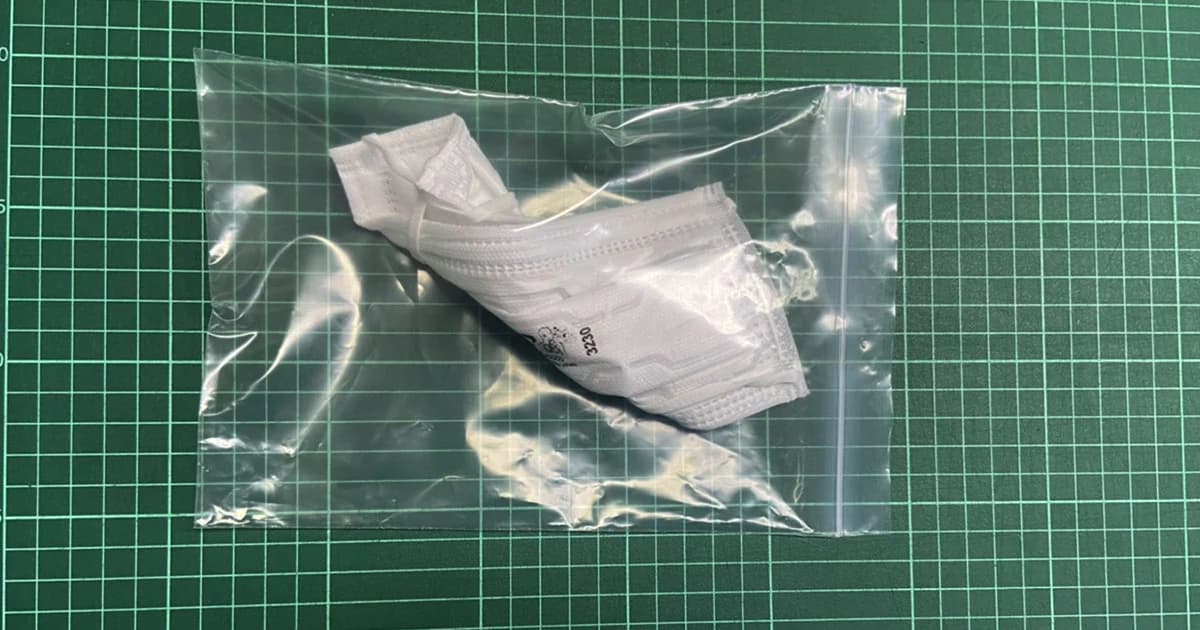 หน้ากากอนามัยใช้แล้วต้องพับม้วนใส่ถุงก่อนทิ้งป้องกันการแพร่กระจายเชื้อโรค