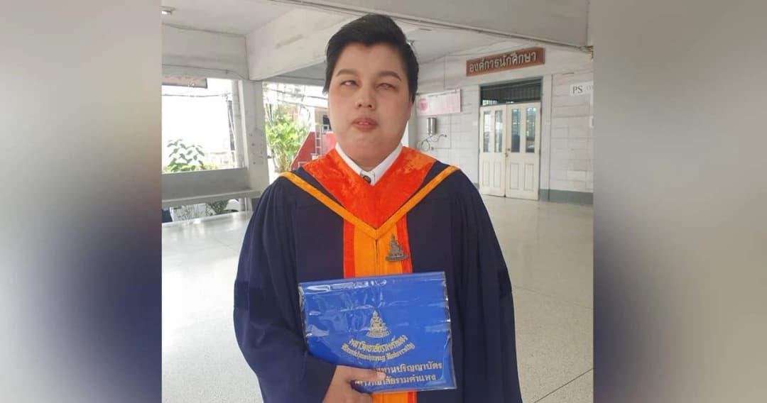 บัณฑิตรามพิการทางสายตาใช้เวลา 14 ปีมุ่งมั่นคว้าปริญญา จบเอกภาษาอังกฤษ