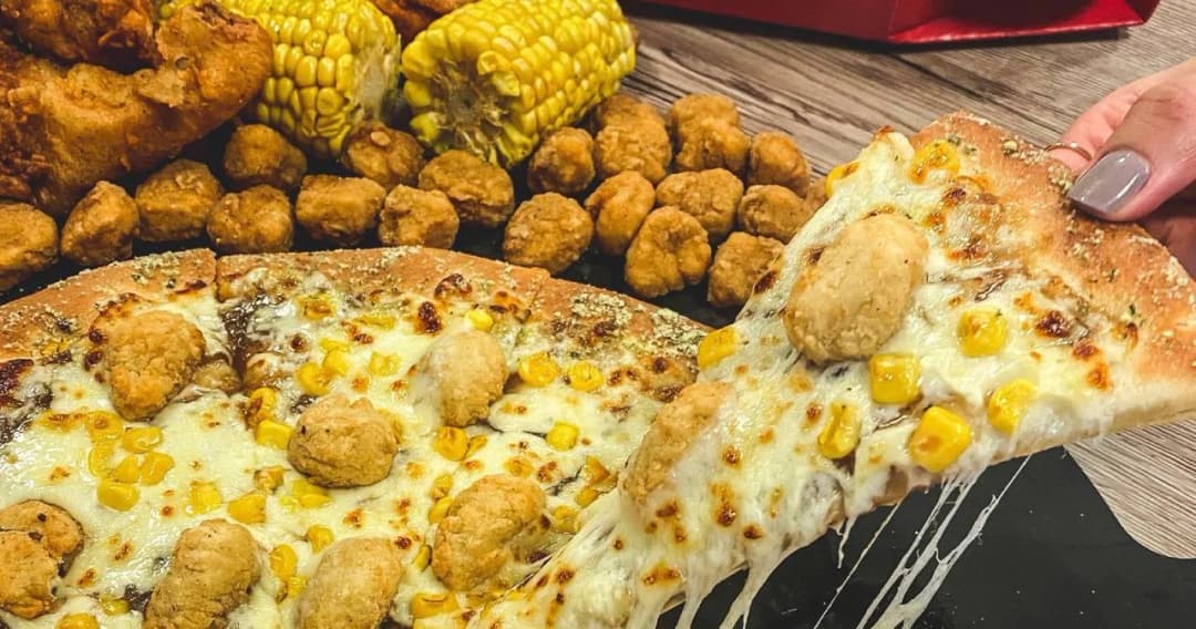 พิซซ่าฮัทในอังกฤษจับมือเคเอฟซี เปิดตัวเมนู Popcorn Chicken Pizza พิซซ่าไก่ป็อบฉลองวันพิซซ่าเดย์