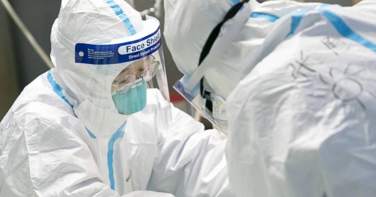 จีนเตรียมเพิ่มกำลังผลิตชุดป้องกันเชื้อไวรัสเป็น 50,000 ชุดต่อวัน