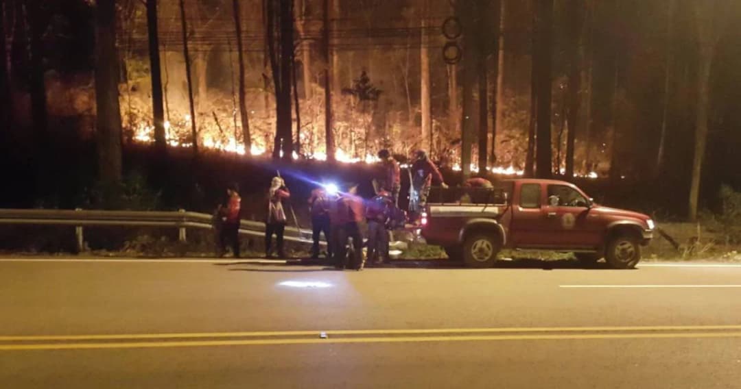 เจ้าหน้าที่สนธิกำลังดับไฟป่าพื้นที่อนุรักษ์พันธุ์ไม้สัก คาดฝีมือกลุ่มหาของป่า