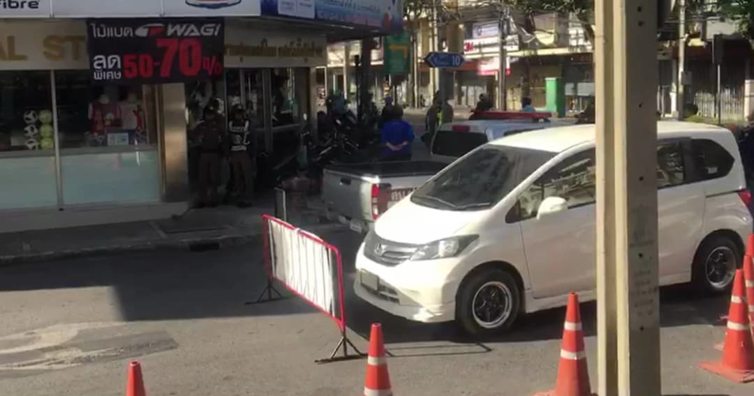 ระทึก! หนุ่มวัย 40 รัวปืนกลางรุงกว่า 20 นัด ตร.เร่งคุมสถานการณ์