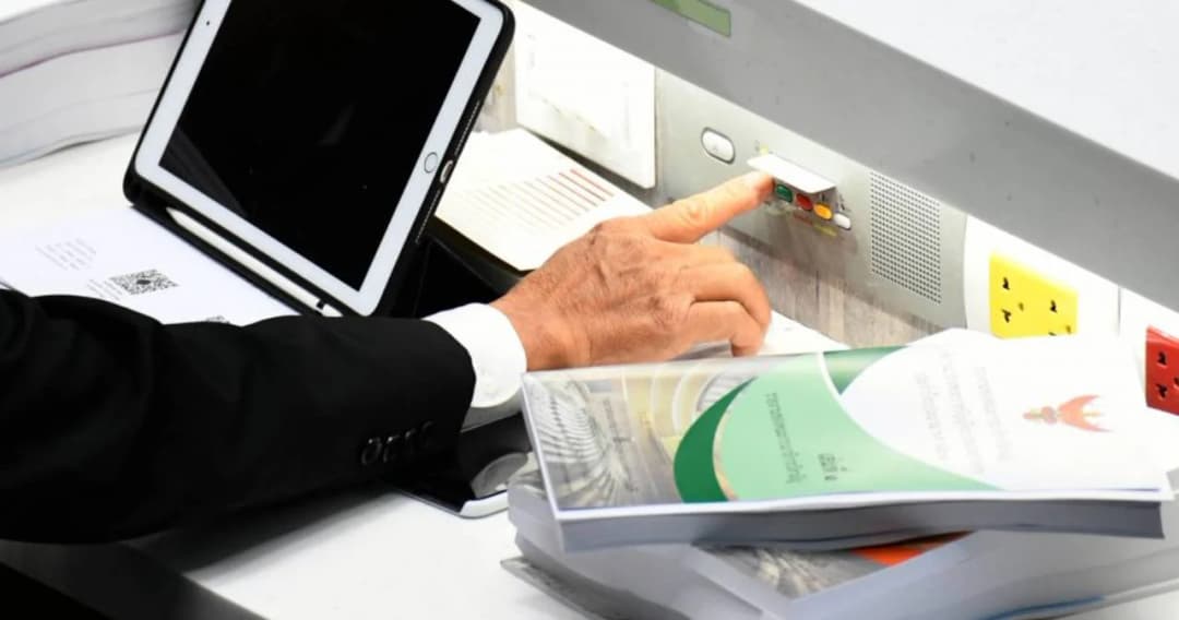 เสียบบัตรแทนโทษหนัก ส.ส.เพื่อไทยถูกถอดถอน ยังลุ้นคดีอาญาโทษถึงจำคุก