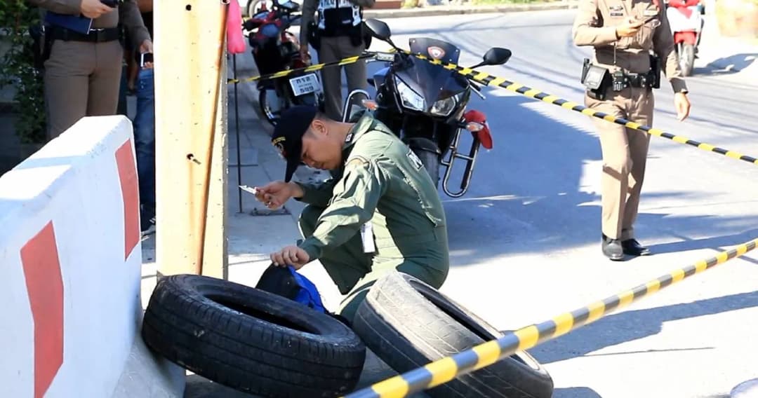 นครปฐม พบวัตถุต้องสงสัยคล้ายระเบิด 3 ลูก จนท.กู้ได้แล้ว คาดวัยรุ่นนำมาทิ้งป่วน