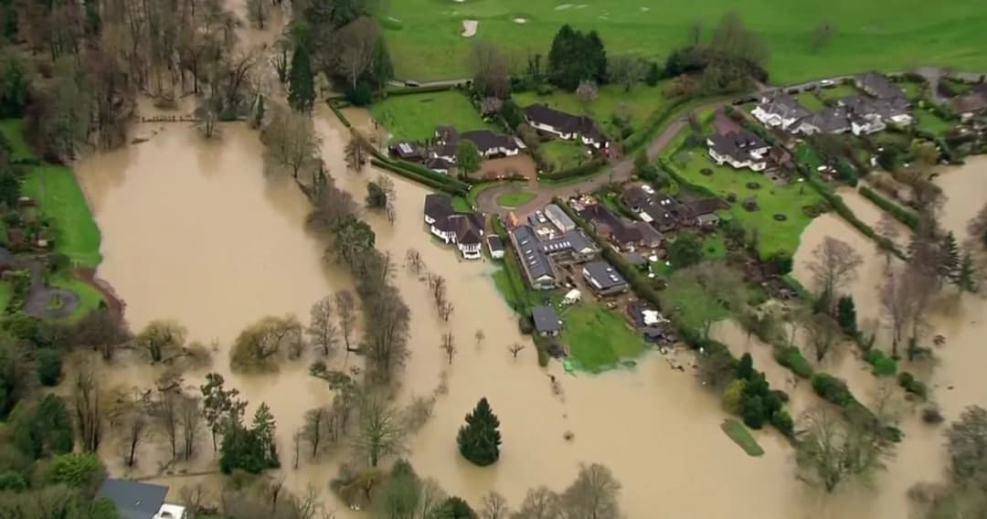 เตือนภัยสูงสุด! พายุเดนนิสถล่มทั่วอังกฤษตามหลังพายุเคียรา