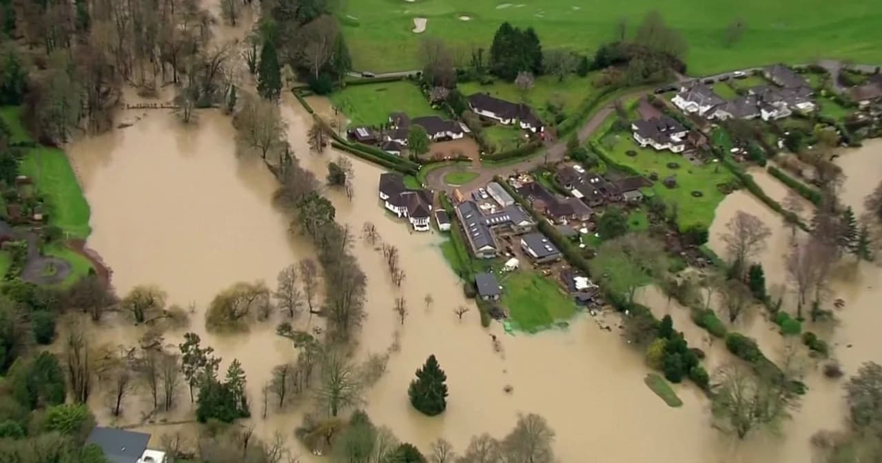 เตือนภัยสูงสุด! พายุเดนนิสถล่มทั่วอังกฤษตามหลังพายุเคียรา
