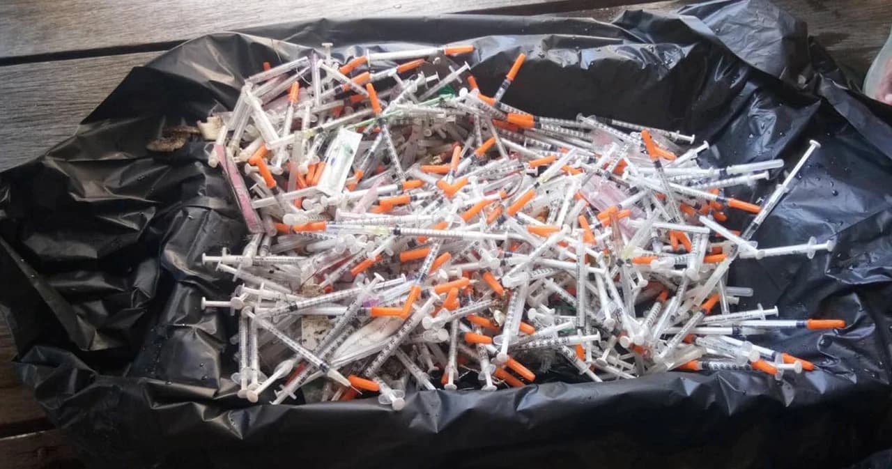 ผวาเชื้อร้าย! เข็มฉีดยาใช้แล้วลอยเกลื่อนหาดชุมชนแสมสาร คาดมาจากคลินิกเถื่อน