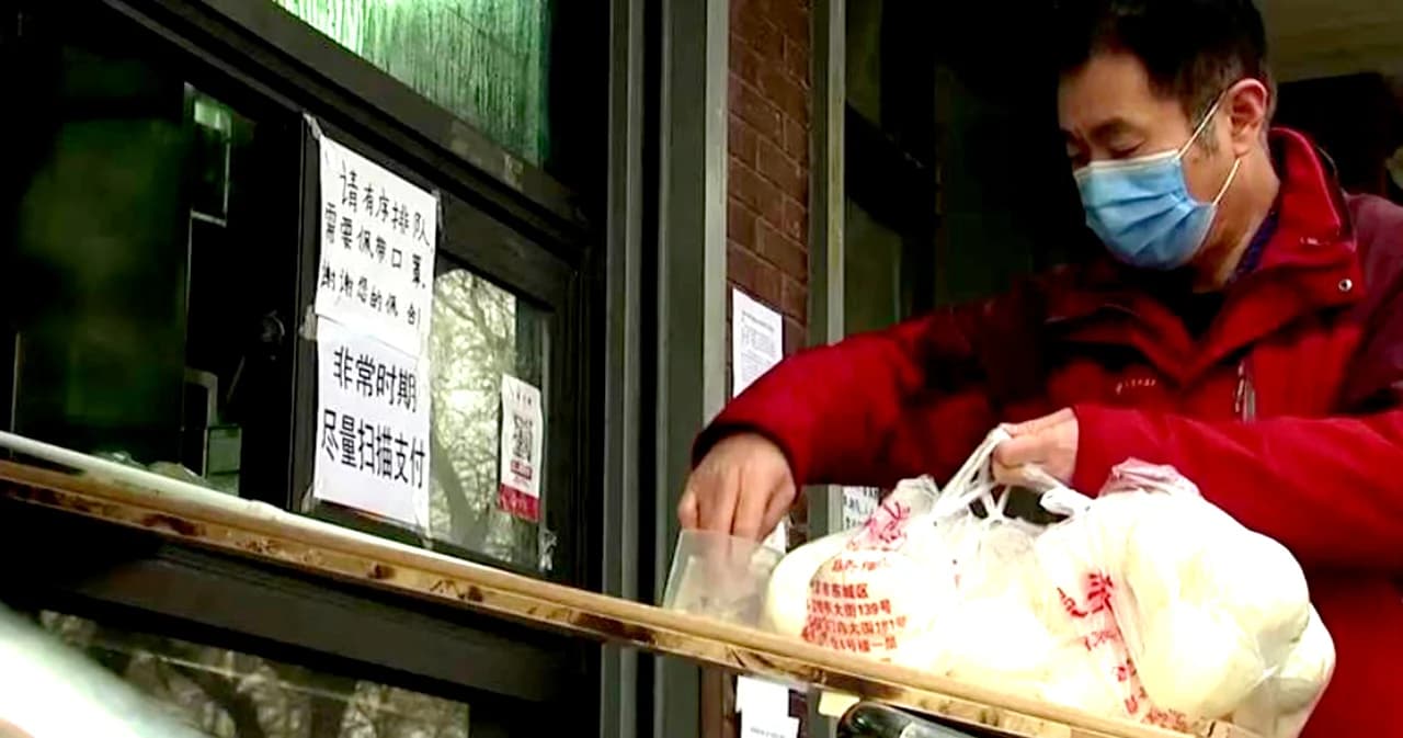 ร้านขายซาลาเปาในกรุงปักกิ่งใช้แผ่นไม้กระดานส่งของให้ลูกค้า