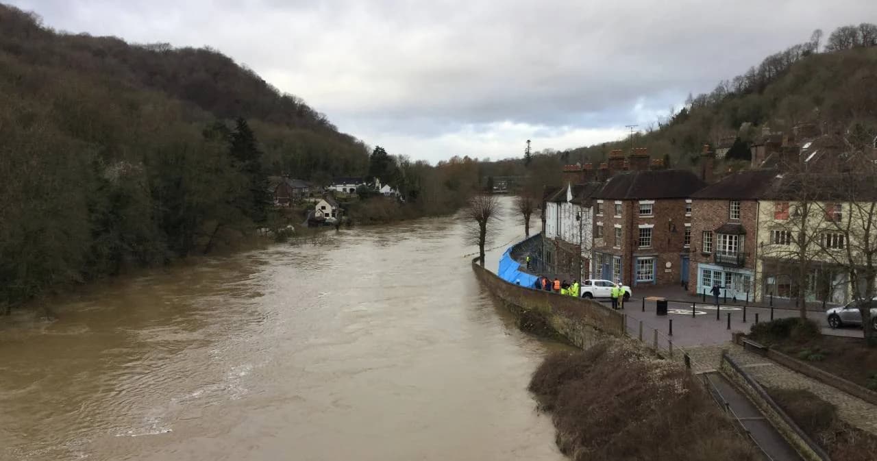 อังกฤษเริ่มอพยพประชาชนริมแม่น้ำเซเวิร์นหวั่นน้ำท่วมฉับพลัน